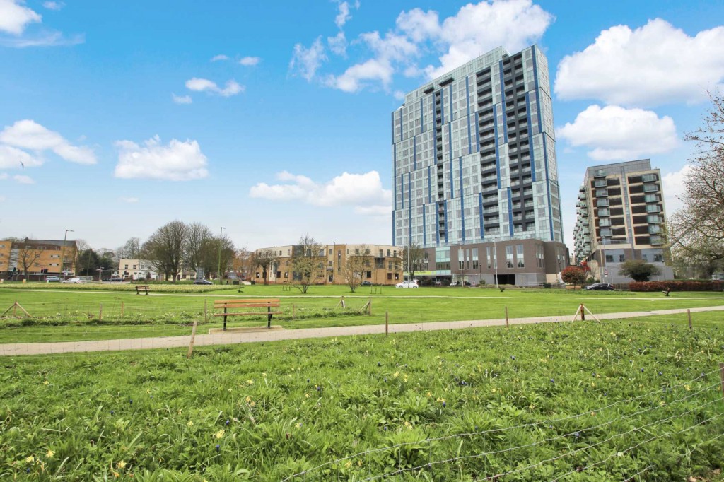 Images for Town centre location EAID:RHEM0 BID:RHEM0