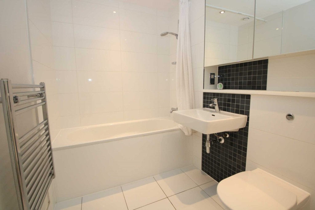 Images for Town centre location EAID:RHEM0 BID:RHEM0
