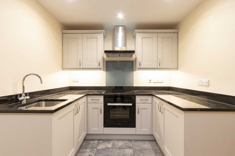 MODERN LUXURY 1 BEDROOM APARTMENT SET IN HEART OF HEMEL OLD TOWN