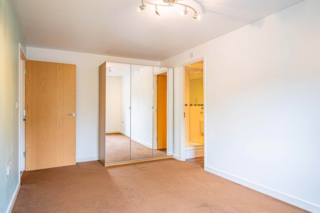 Images for Town centre location EAID:RHEM0 BID:RHEM0